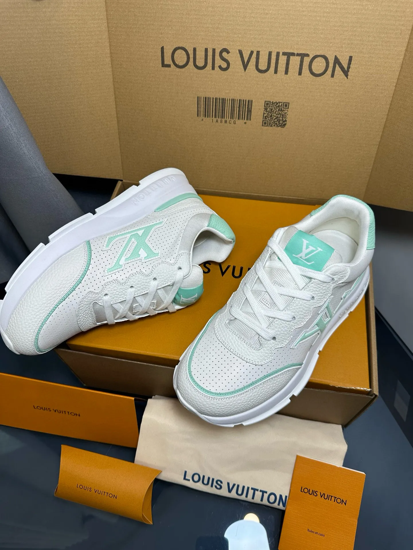 Factory price: 700💰🌈LV | Louis Vuitton 2025𝐬𝐬 🧡💚2025 spring and summer new style top version‼ ️The original version is the same. The counter focuses on the latest casual shoes and new hard goods🆕 ❥Purchasing agent level! Full of high-end feel! A popular model among bloggers at home and abroad, it’s retro and fashionable, and looks stunning on your feet! Wear a lot of happiness! The official website's main recommendation★ ━━━━━ ЅᏇєєt ━━━━━ ▪️Upper: Original custom-made imported calfskin fabric ▪️Inner: breathable gauze imported from Italy ▪️Outsole: rubber foam ➕t men's men's shoes 💰u high-end outsole ▪️Color: nine colors available ▪️Shoe size: 35-44, (45, 46 customized)